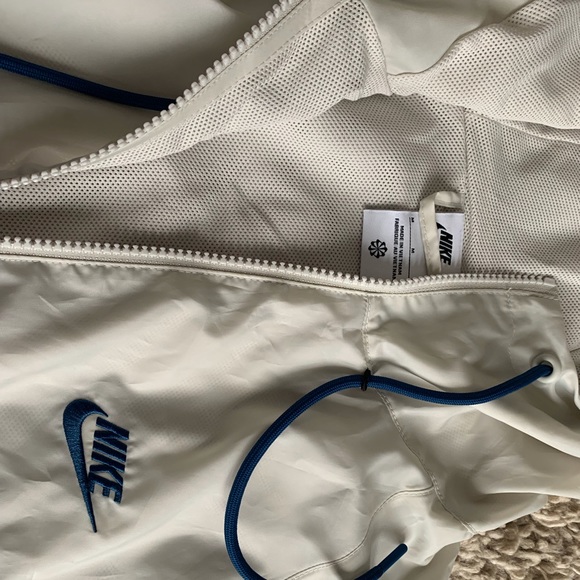 Nike Windrunner windbreaker size medium. New without tags. - Picture 4 of 5